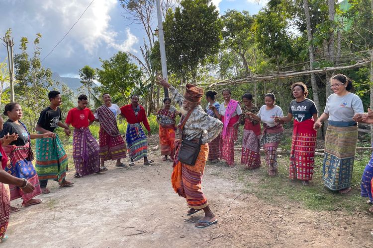 Pesta adat di Mandeu, Kecamatan Belu, Pulau Timor sebagai ungkapan syukur bahwa kain dari daerah itu dipakai Ibu Negara