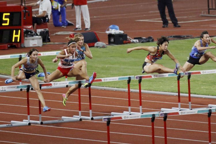 Atlet Indonesia Nova Emilia (no.357) melintasi rintangan saat final lari gawang 100 meter putri Asian Games ke-18 Tahun 2018 di Stadion Utama Gelora Bung Karno Senayan, Jakarta Pusat, Minggu (26/8/2018). Nova mencapai finish ke-2 dengan meraih medali perak.