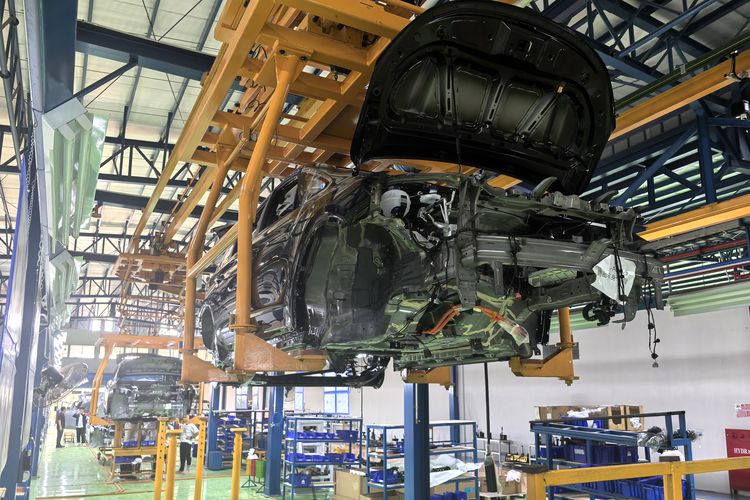 Mobil listrik Aletra L8 mulai dirakit lokal di fasilitas produksi milik PT Handal Indonesia Motor