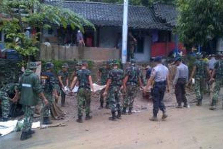 Hujan yang turun tak henti hentinya pada Selasa (4/2/2014) dini hari hingga pagi hari mengakibatkan tanah longsor di Jalan Gombel Lama, Kota Semarang. 