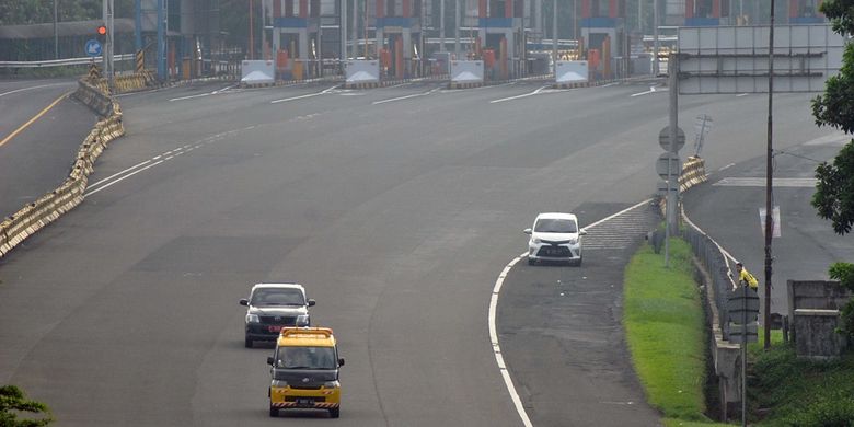 Sejumlah kendaraan keluar Gerbang Tol Bogor di Ciheuleut, Kota Bogor, Jawa Barat, Jumat (10/4/2020). Gerbang tol Bogor yang biasanya dipadati kendaraan saat libur akhir pekan bertepatan dengan Hari Paskah tersebut terlihat lengang sejak penerapan Pembatasan Sosial Berskala Besar (PSBB) di DKI Jakarta. ANTARA FOTO/Arif Firmansyah/pras.