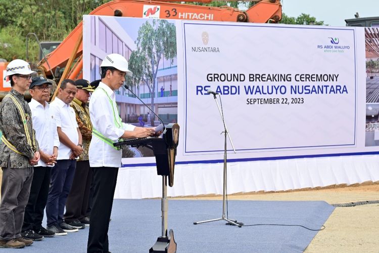 Presiden Joko Widodo saat melakukan peletakan batu pertama ground breaking Rumah Sakit (RS) Abdi Waluyo di kawasan Ibu Kota Nusantara (IKN), Kabupaten Penajam Paser Utara, Provinsi Kalimantan Timur, pada Jumat (22/9/2023).