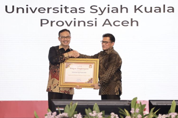 Kepala BKKBN Pusat Dr.(HC). dr. Hasto Wardoyo, Sp.OG. (K) memberikan penghargaan kepada Universitas Syiah Kuala (USK).