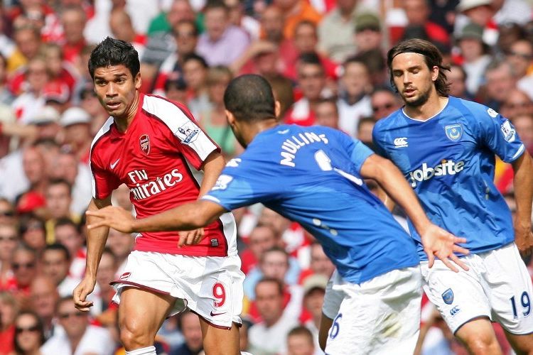 Striker Arsenal Eduardo da Silva (kiri) dilhadang oleh gelandang Portsmouth selama pertandingan sepak bola Liga Premier antara Arsenal dan Portsmouth di stadion Emirates di London, pada 22 Agustus 2009.