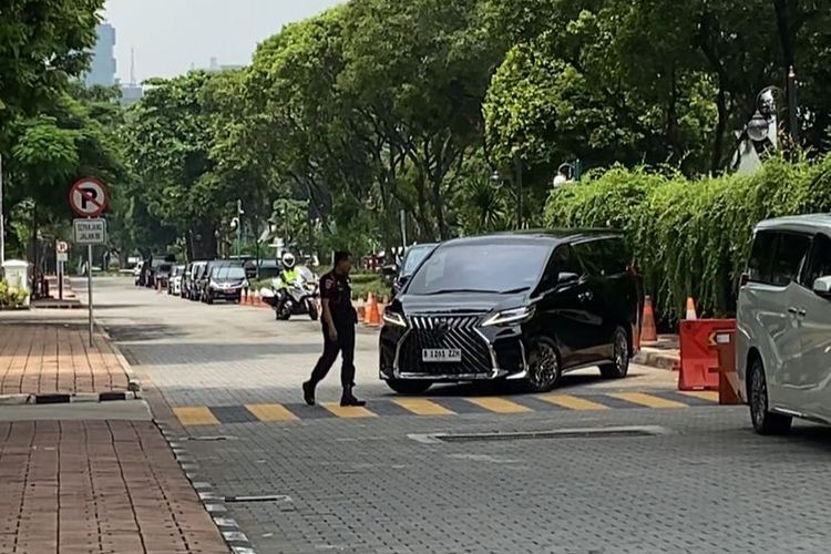 Mobil yang membawa Ketua Tim Kampanye Nasional (TKN) Prabowo Subianto-Gibran Rakabuming Raka, Rosan P. Roeslani, terparkir di halaman lobby gedung utama Kementerian Sekretariat Negara di Kompleks Istana Kepresidenan, Jakarta Pusat, Senin (25/3/2024). 