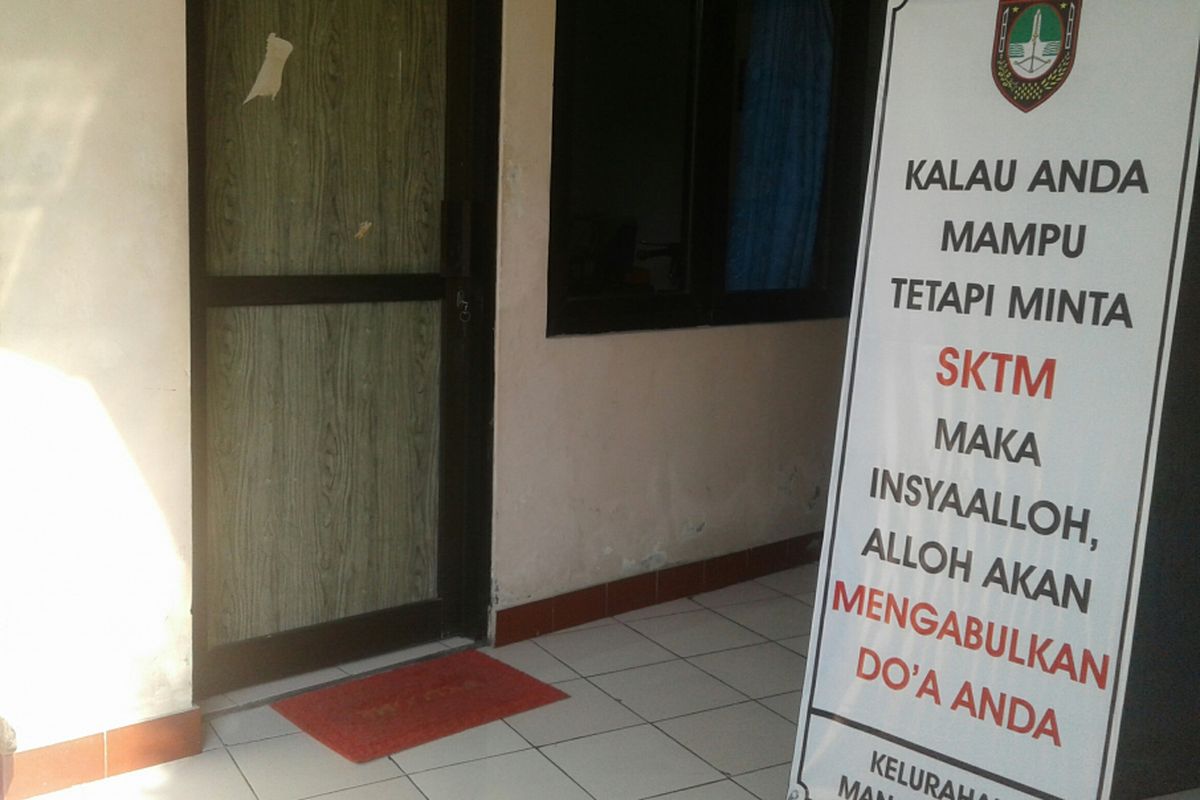 Kelurahan Mangkubumen, Solo, Jawa Tengah memasang banner untuk mengedukasi warga masyarakat di kelurahan setempat, Kamis (12/7/2018).