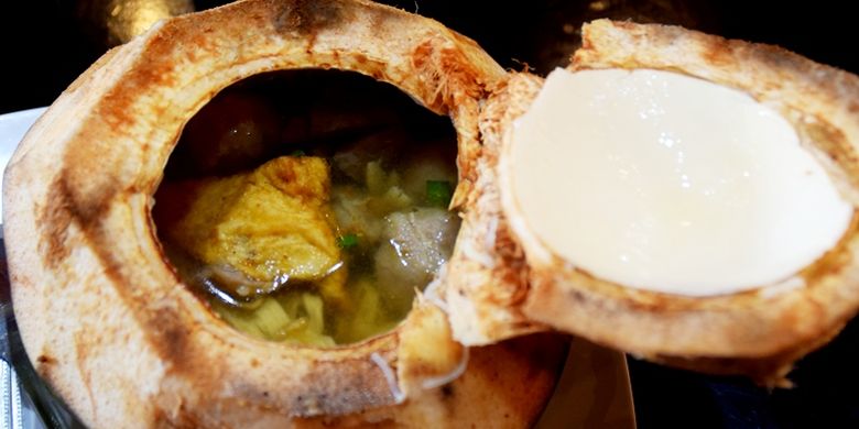 Bakso kelapa muda memberikan cita rasa yang berbeda dengan bakso lainnya.