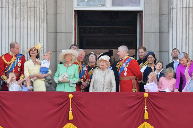 Keluarga Kerajaan Inggris di balkon Istana Buckingham untuk menonton peragaan pesawat oleh Royal Air Force, di London pada 8 Juni 2019.