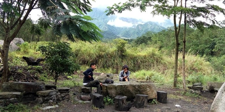 Dua pengunjung warung Kopi Merapi saat menunggu pesanan kopi sembari menikmati alam kaki Gunung Merapi