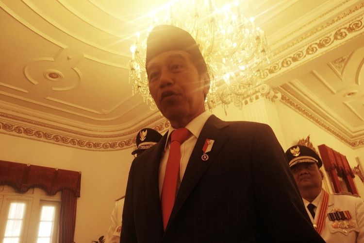 Presiden Joko Widodo saat memberikan keterangan pers di Istana Negara, Senin (10/10/2022).
