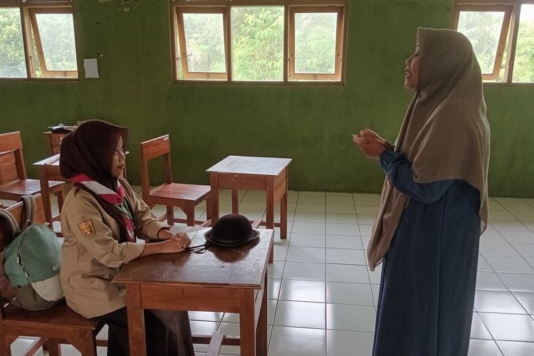Nurmalita saat mendapatkan materi MPLS dari Wakasek Bidang Kurikulum SMK Yasira, Melia Pujianti di ruang kelas, Jumat (18/7/2025).