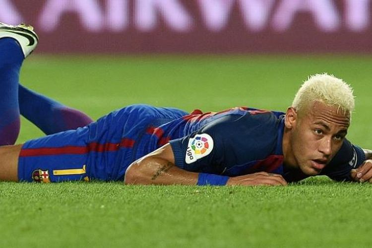 Ekspresi yang ditunjukkan Neymar setelah gagal mencetak gol untuk Barcelona dalam laga La Liga kontra Alaves di Stadion Camp Nou, Sabtu (10/9/2016) atau Minggu dini hari WIB.