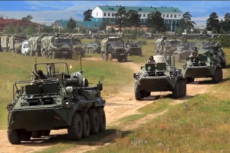 Barisan kendaraan militer mulai bergerak untuk mengikuti latihan perang terbesar Vostok-2018.
