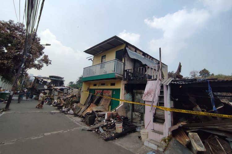 Penampakan Warteg Barokah yang tetap berdiri kokoh di antara sejumlah bangunan terbakar di Jalan Simprug Golf II, Grogol Selatan, Kebayoran Lama, Jakarta Selatan. Foto diambil pada Rabu (24/8/2022).