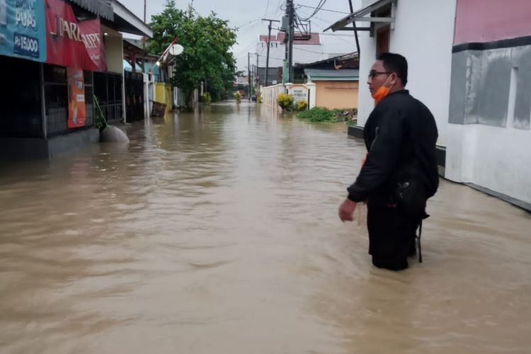 Satgas BPBD Karawang tengah memantau kondisi banjir di Desa Tegalwaru, Kecamatan Cilamaya Wetan, Kabupaten Karawang, Selasa (2/11/2021) sore.