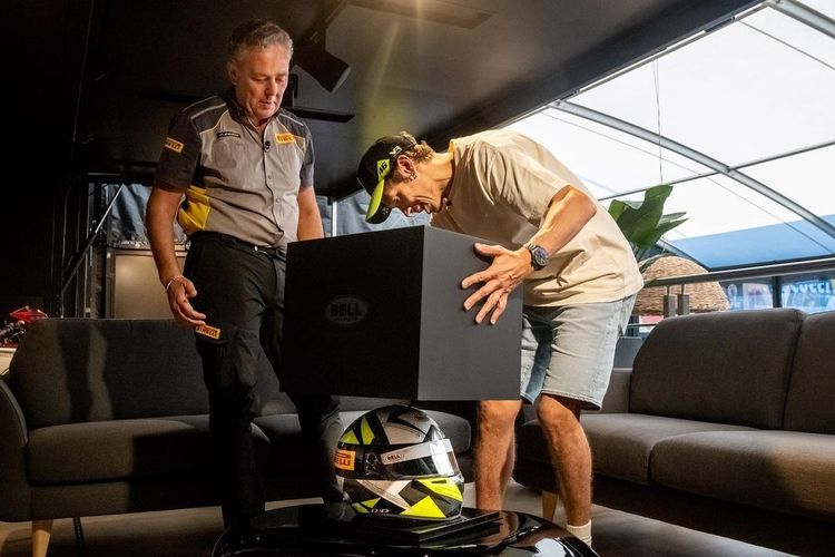Pirelli memberikan hadiah helm dengan desain spesial untuk Valentino Rossi