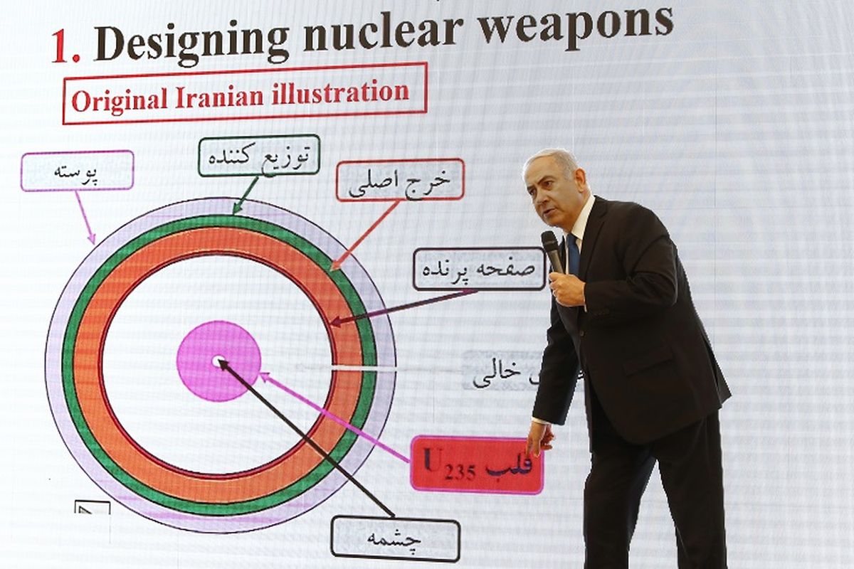 Perdana Menteri Israel Benjamin Netanyahu memberikan presentasi soal bukti bahwa Iran menyembunyikan senjata nuklirnya melalui Proyek Amad di Tel Aviv, Senin (30/4/2018).