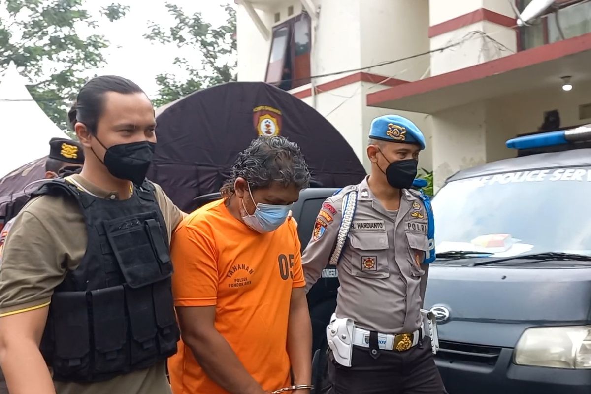 Polisi menangkap Pria mengaku wartawan dan anggota Ormas yang palak pedagang di Pondok Aren, Tangerang Selatan, Selasa (31/8/2021).