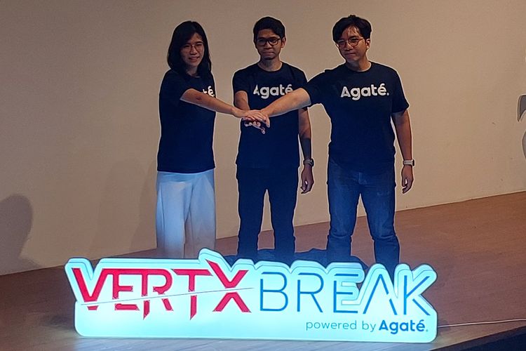 Kiri-kanan: Shieny Aprilia, Co-Founder and CEO Agate; Ar Cahyadi Indra, Head of Vertx Break Agate; Cipto Adiguno, Chief Strategy Officer Agate di acara peluncuran VertX Break di Bandung, Selasa (16/1/2024).