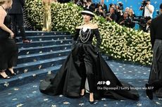 Gaya Elegan Jennie BLACKPINK Pakai Tuxedo Dress di Met Gala 2025 