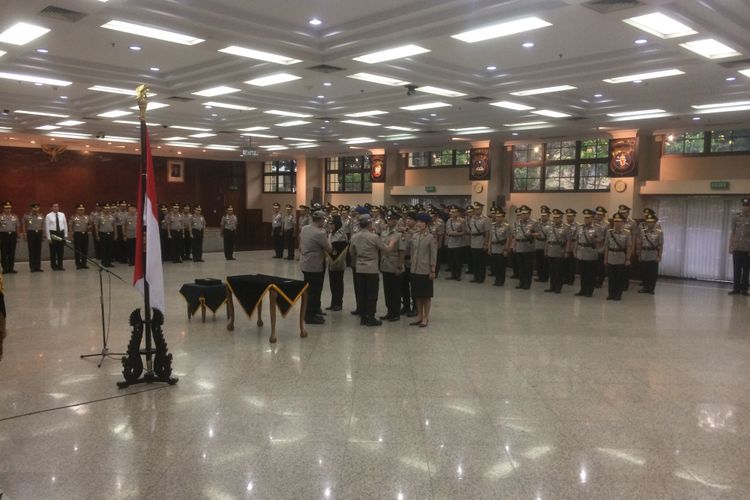 Kepala Kepolisian Republik Indonesia (Kapolri) Jenderal (Pol) Tito Karnavian saat memberikan penghargaan di Gedung Rupatama Mabes Polri, Jakarta, umat (7/9/2018).
