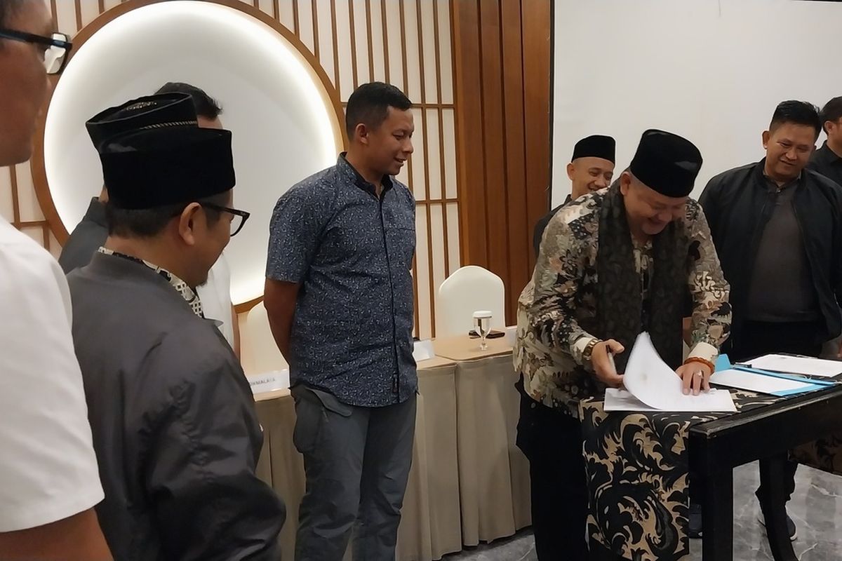 Sekretaris MUI Kota Tasikmalaya sekaligus Wakil Ketua Baznas Kota Tasikmalaya Kiai Aminuddin Bustomi, menandatangani nota kesepakatan setoran 2,5 persen keuntungan konser Dewa-19 di Tasikmalaya diserahkan ke Baznas Kota Tasikmalaya di Hotel Santika Kota Tasikmalaya, Jawa Barat, Rabu (20/9/2023) malam.