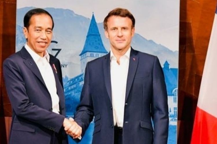 Presiden Joko Widodo saat melakukan pertemuan bilateral dengan Presiden Perancis Emmanuel Macron di sela-sela Konferensi Tingkat Tinggi (KTT) G7 di Elmau, Jerman, Senin (27/6/2022). Macron menyampaikan duka atas meninggalnya Ratu Elizabeth II.