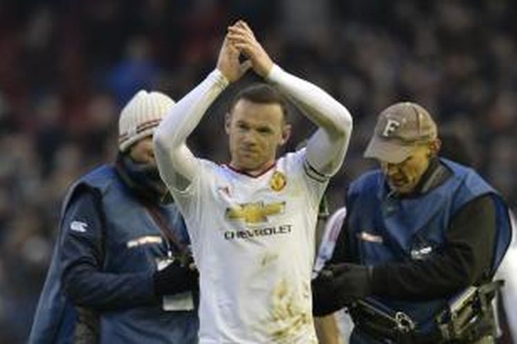 Penyerang Manchester United, Wayne Rooney, memberikan aplaus kepada para pendukungnya, usai laga Premier League kontra Liverpool di Stadion Anfield, Minggu (17/1/2016).