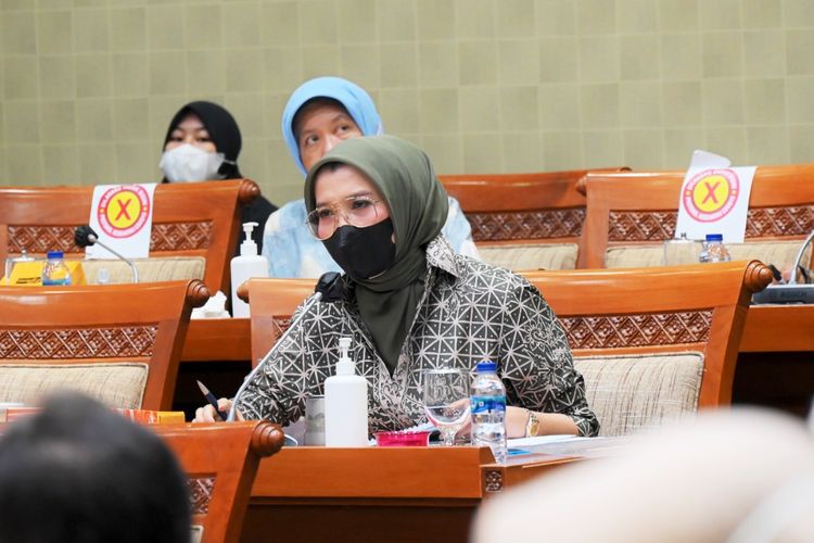 Anggota Komisi IX Dewan Perwakilan Rakyat (DPR) atau Rapat Dengar Pen) Republik Indonesia (RI) Arzeti Bilbina dalam rapat kerja (raker), Rapat Dengar Pendapat (RDPdapat Umum (RDPU), Senin (8/11/2021). 