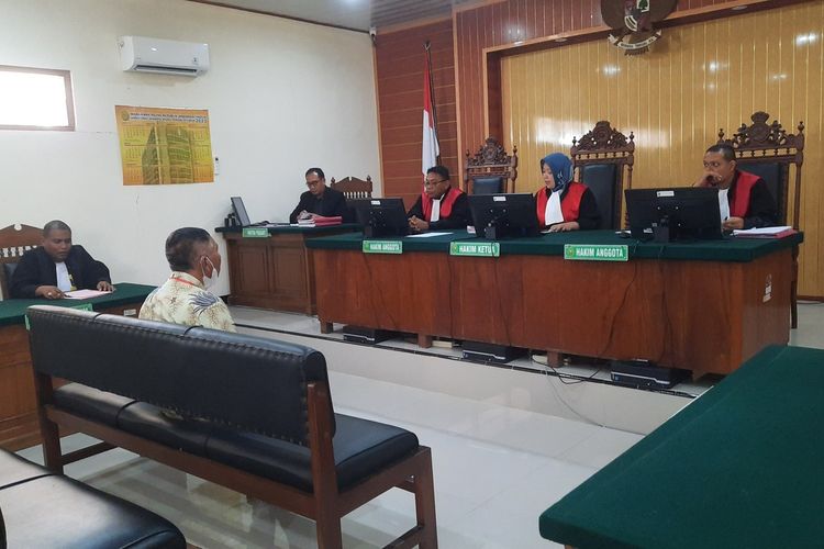Muntahar selalu kepala Desa Kentong menjalani sidang tuntutan terkait dugaan pemalsuan surat keputusan (SK) untuk pengisian perangkat desa di Pengadilan Negeri Blora, Jawa Tengah, Rabu (29/3/2023)
