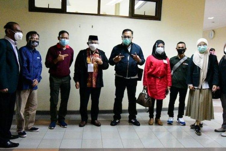 Kedua kandidat bakal pasangan calon wali kota dan wakil wali kota Depok yakni Mohammad Idris - Imam Budi Hartono dan Pradi Supriatna - Afifah Alia berfoto bersama sebelum memulai rangkaian tes kesehatan di Rumah Sakit Hasan Sadikin, Bandung, Selasa (8/9/2020).