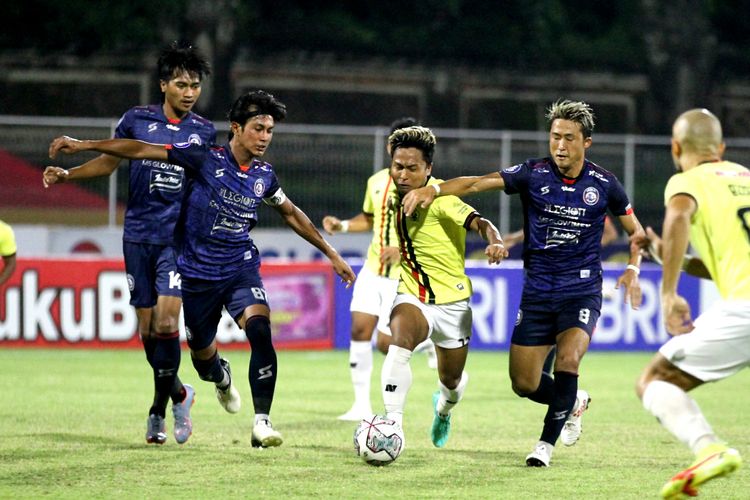 Aksi perebutan bola dalam laga Liga 1 2021-2022 antara Arema FC vs Persik Kediri di Stadion I Gusti Ngurah Rai, Bali, Minggu 27 Februari 2022.