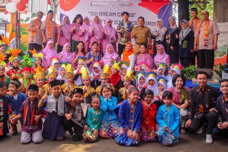 SGI dan WVI mendonasikan 31 laptop dan perangkat pendukung kegiatan belajar mengajar ke tiga sekolah di Jakarta Timur. 
