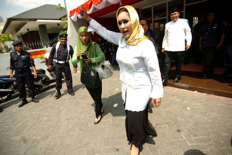 Bakal Calon (balon) Walikota Tegal, Siti Masitha mengangkat tangan usai pengambilan berkas formulir pendaftaran di DPD Partai Golkar di Tegal, Jawa Tengah, Rabu (9/8/2017). Siti Masitha yang juga Wali Kota Tegal bersama Amir Mirzha, yang didukung partai Golkar, Nasdem, Hanura, Gerindra dan PPP, mengambil berkas formulir pendaftaran untuk maju pada Pilkada Kota Tegal Juli 2018.