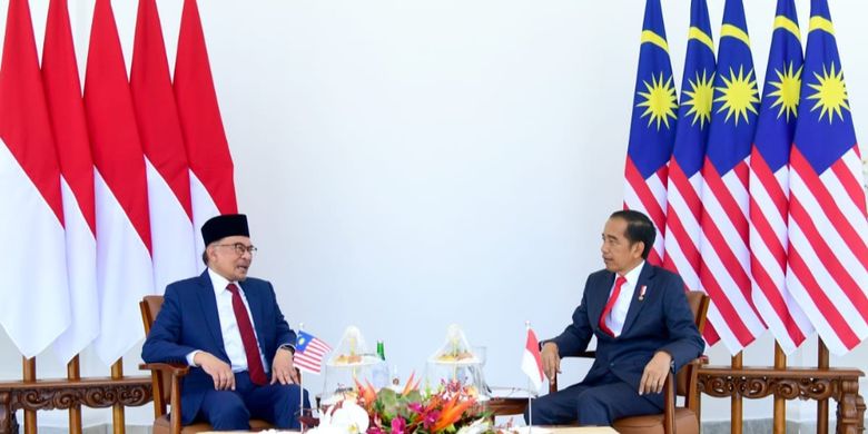 Perdana Menteri Malaysia Anwar Ibrahim saat berbincang bersama Presiden Joko Widodo di Istana Kepresidenan Bogor, Senin (9/1/2023).