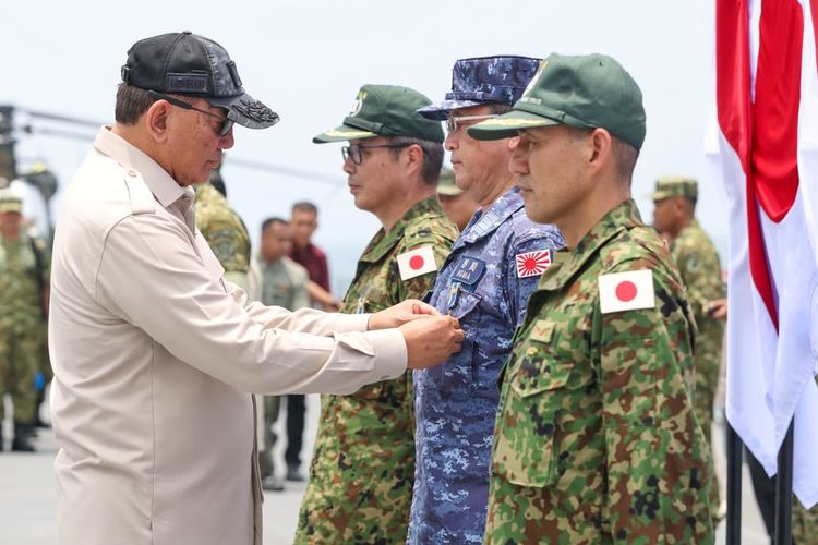 Akhir Misi 3 Chinook Jepang: Jatuhkan 220 Ton Air untuk Karhutla, 361 Personel Dapat Satyalancana