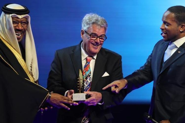 Pelatih Amerika Serikat, Harry Marra (tengah), berpose setelah menerima penghargaan sebagai pelatih terbaik pada International Association of Athletics Federations (IAAF) gala di Monaco, 2 Desember 2016.