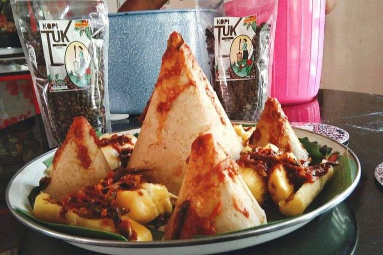 Tumpeng Nasi Kaget yang diolah komunitas milenial di Kawasan Lembah Colol, Kec. Lambaleda Timur, Kab. Manggarai Timur, NTT, Rabu, (20/4/2022). (KOMPAS.com/MARKUS MAKUR)