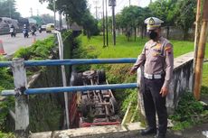 Sopir Mengantuk, Truk Pengangkut Pasir Masuk ke Selokan Sedalam 3 Meter