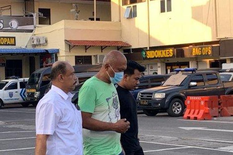 Pelaku pemilik senjata api, ESG alias D saat digelandang ke Rumah Tahanan Polisi Polrestabes Medan, Kamis (14/3/2024). 