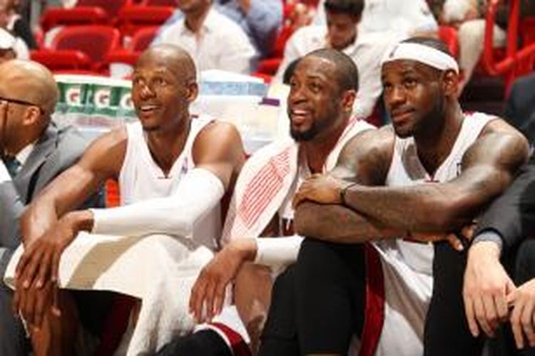 Para pemain Miami Heat, (kiri-kanan) Ray Allen, Dwyane Wade, dan LeBron James, duduk di kursi cadangan pada pertandingan pertama semifinal Wilayah Timur melawan Brooklyn Nets di American Airlines Arena, Selasa (6/5/2014). Heat menang 107-86.