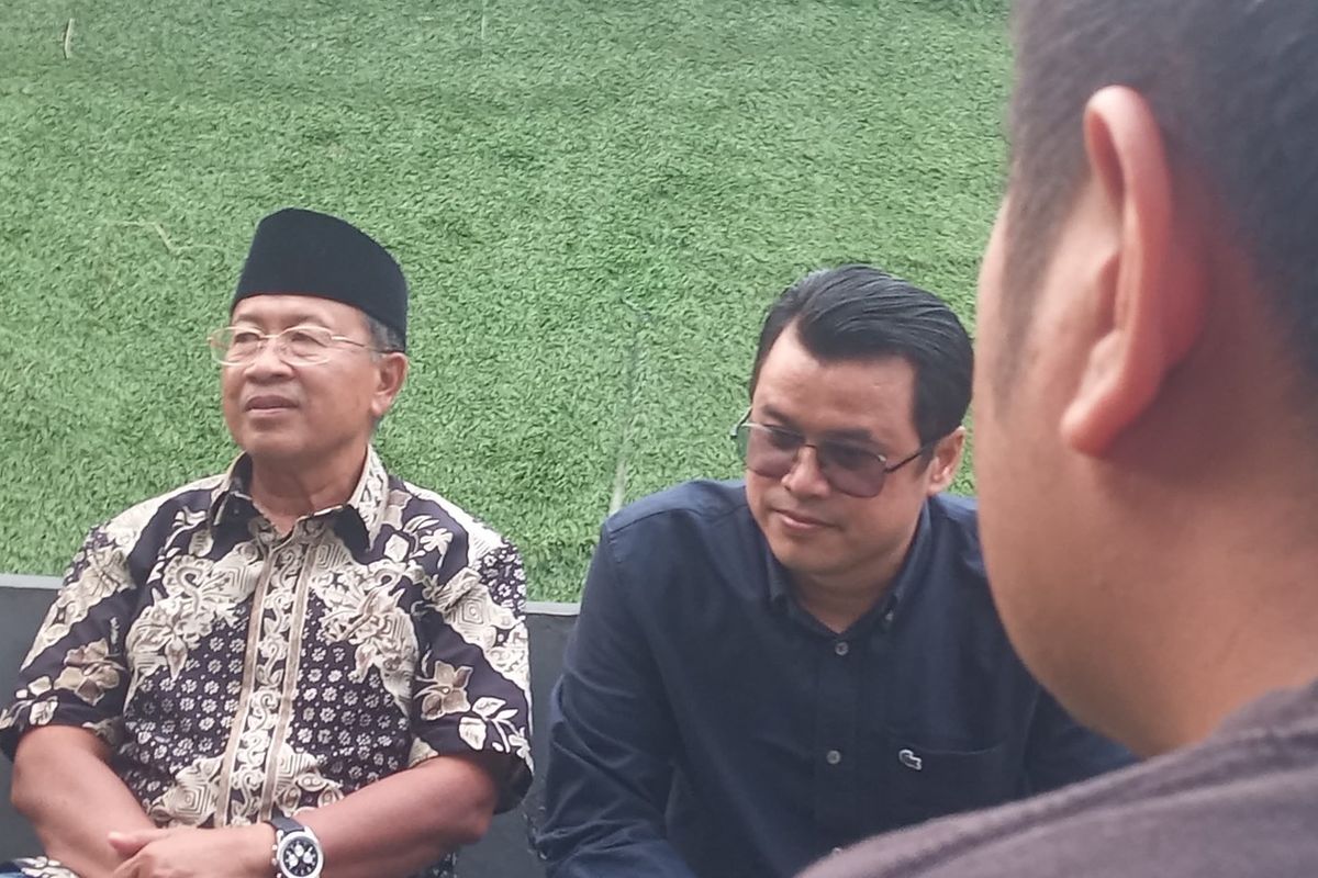 Mantan Bupati Cianjur, Herman Suherman dan asisten pribadinya Solih Ibang memberikan keterangan kepada wartawan terkait rumor keterlibatan mereka dalam kasus rasuah Penerangan Jalan Umum (PJU) senilai Rp 40 miliar.