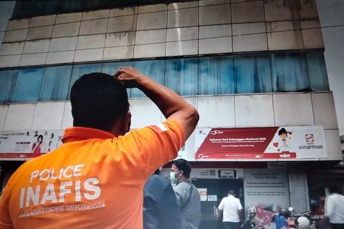 Diduga Ditembaki OTK, Belasan Lubang Ditemukan di Kaca Kantor Bank Sinarmas Pontianak