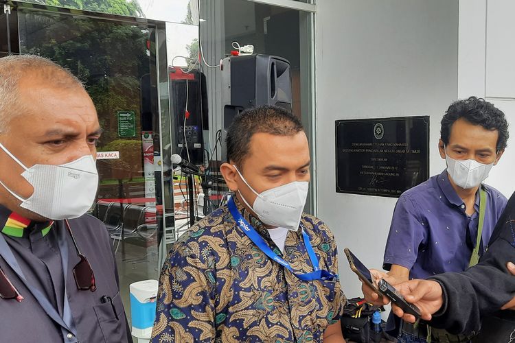Kuasa hukum Munarman, Aziz Yanuar, di Pengadilan Negeri (PN) Jakarta Timur, 26 Januari 2022.