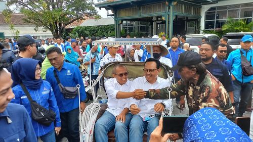 Sederet Aksi Unik Pendaftaran Bakal Calon Kepala Daerah di KPU, Naik Becak Listik dan Kepala Reog