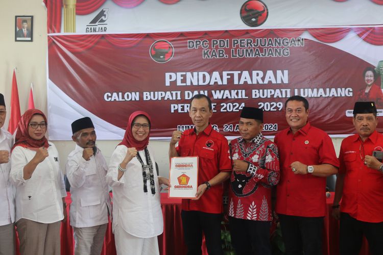 Mantan Wakil Bupati Lumajang Indah Amperawati serahkan formulir pendaftaran Bacabup ke DPC PDIP Lumajang, Rabu (15/5/2024)