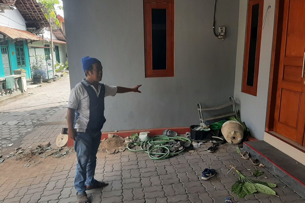 Ketua RT 03, Bantulan, Sidoarum, Kapanewon Godean, Kabupaten Sleman, Nur Salim saat menunjukan kondisi rumah T usai digeruduk oleh driver online pengantar makanan.