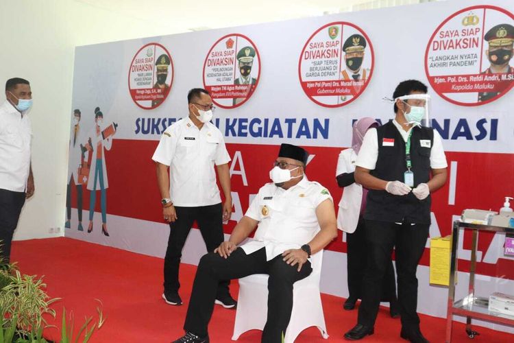 Petugas medisnmenyintikan vaksin Sicovak kepada Gubernur Maluku, Murad Ismail di RSUP dr Leimana Ambon, Jumat (15/1/2020/1)