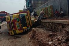 Truk Bermuatan Teh Dalam Kemasan Terguling di Bekasi