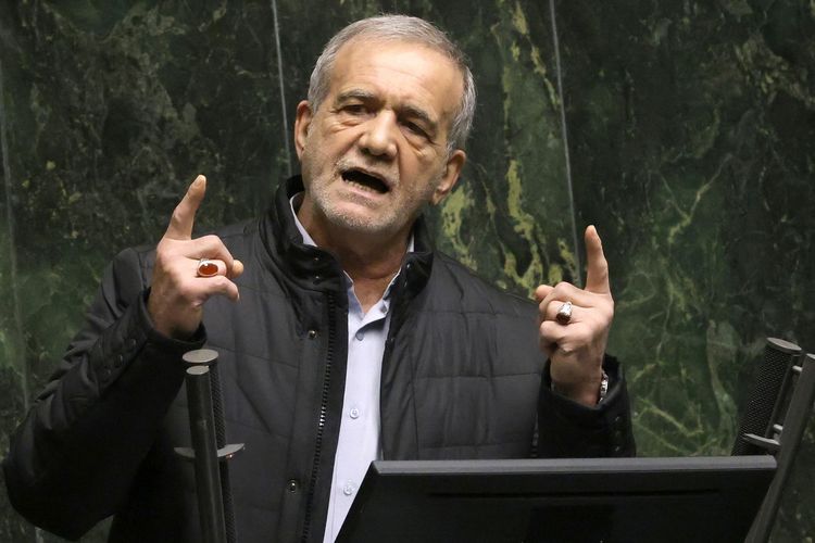 Presiden Iran Masoud Pezeshkian saat berpidato di hadapan parlemen Teheran, 2 Maret 2025. Di sela Sidang Umum PBB, Jumat (26/9/2025), Pezeshkian menyatakan dukungan penuh untuk gencatan senjata di Gaza, sejalan dengan optimisme Donald Trump soal akhir perang Israel-Palestina.